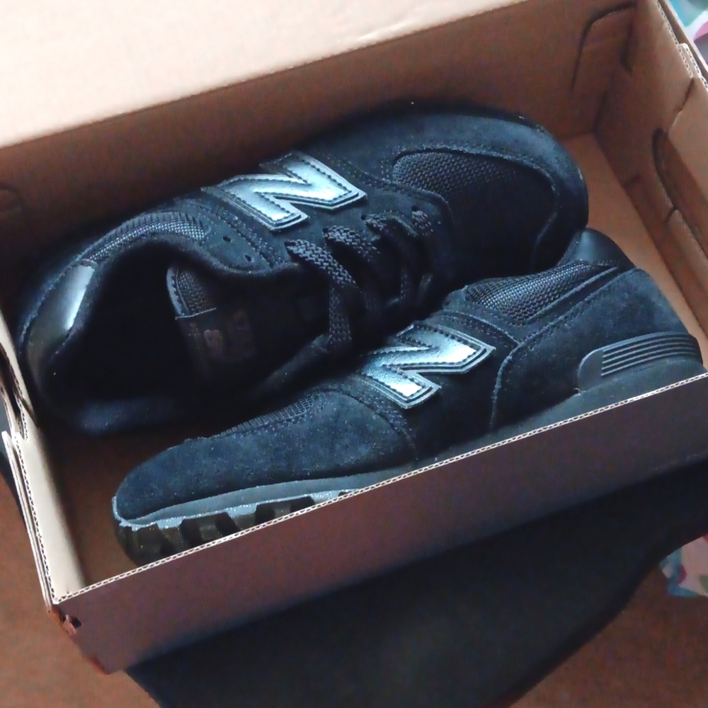 NEW BALANCE SNEAKERS